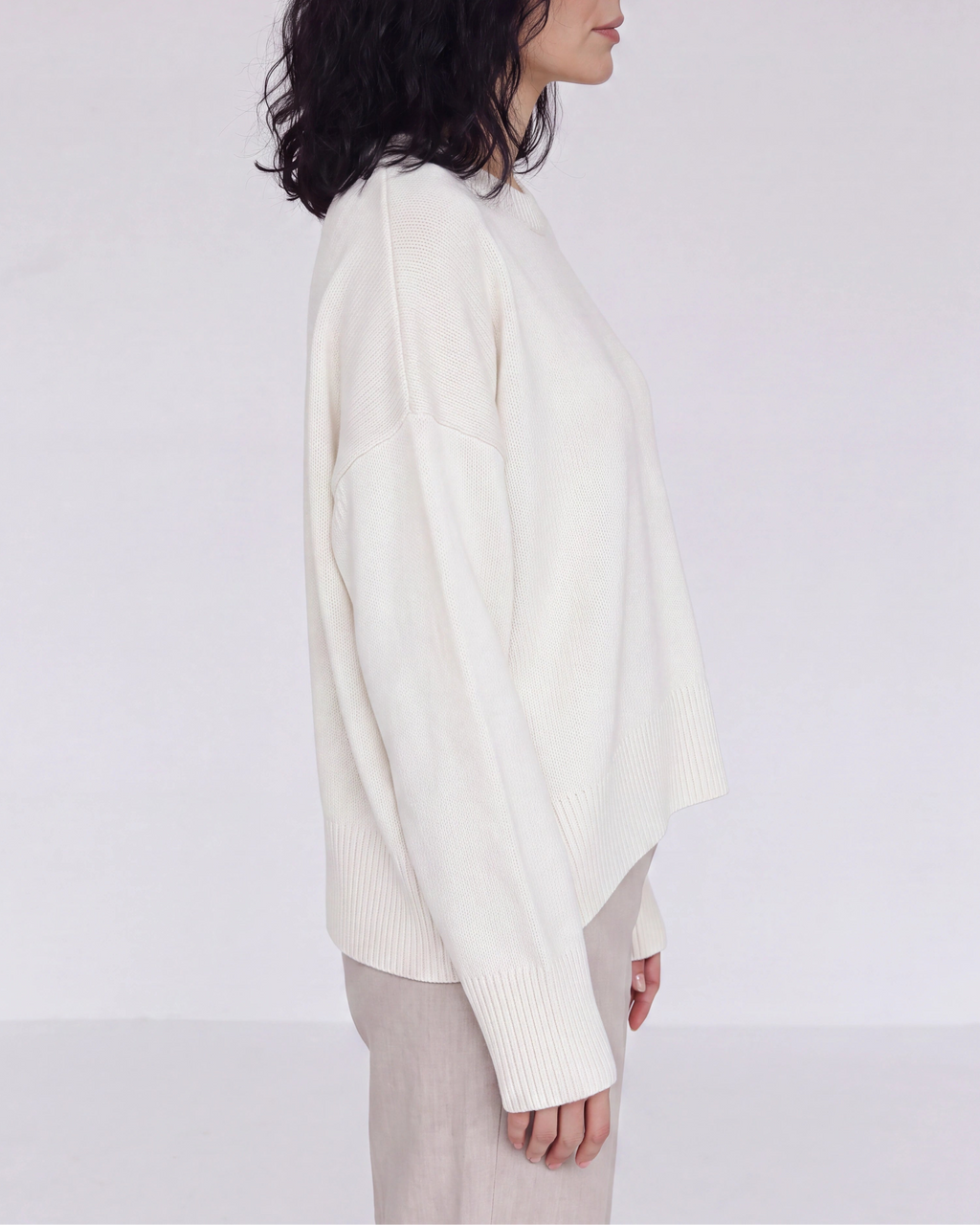 Women's Oversized Knit Jumper with Crew Neck and Ribbed Cuffs