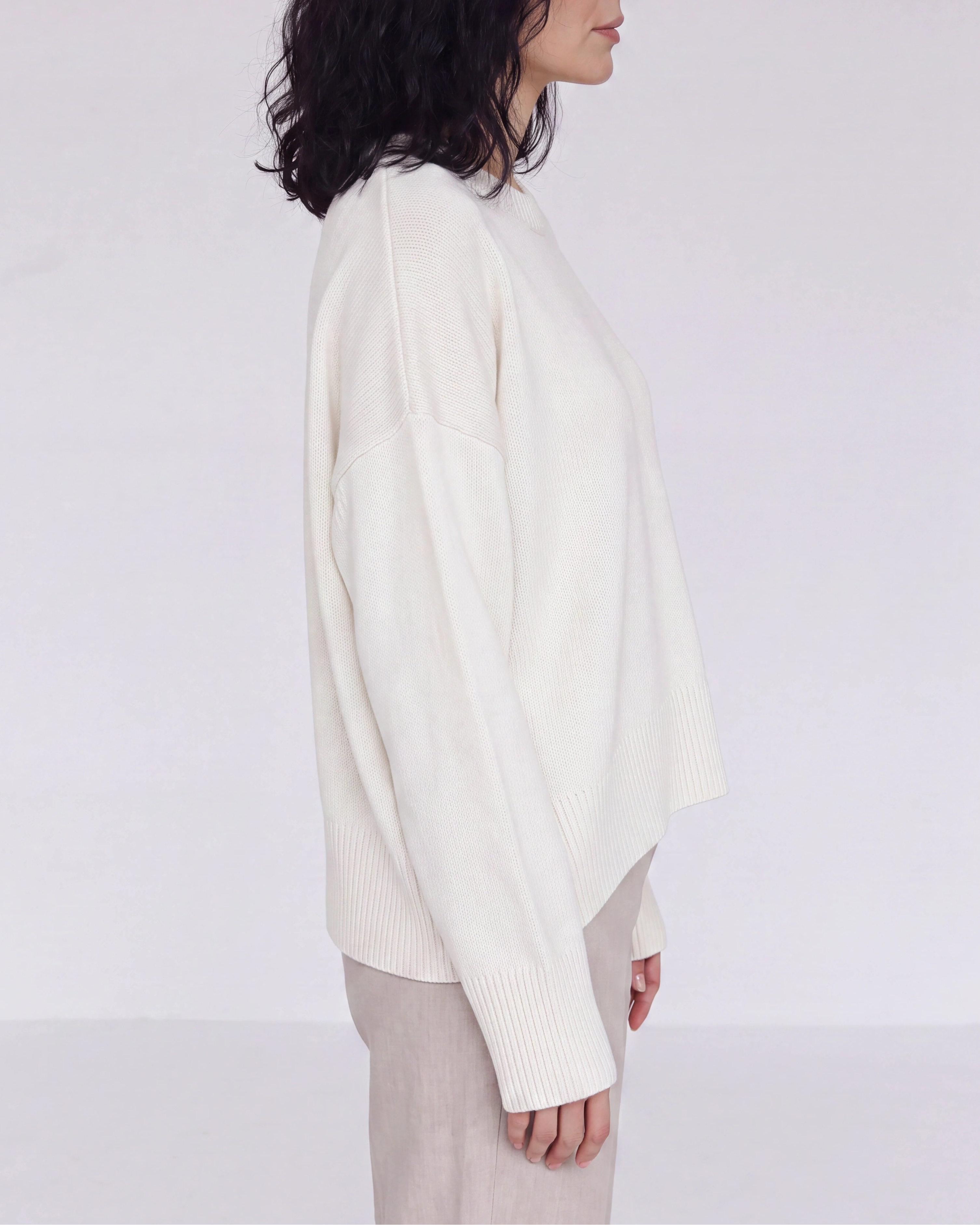 Women's Oversized Knit Jumper with Crew Neck and Ribbed Cuffs