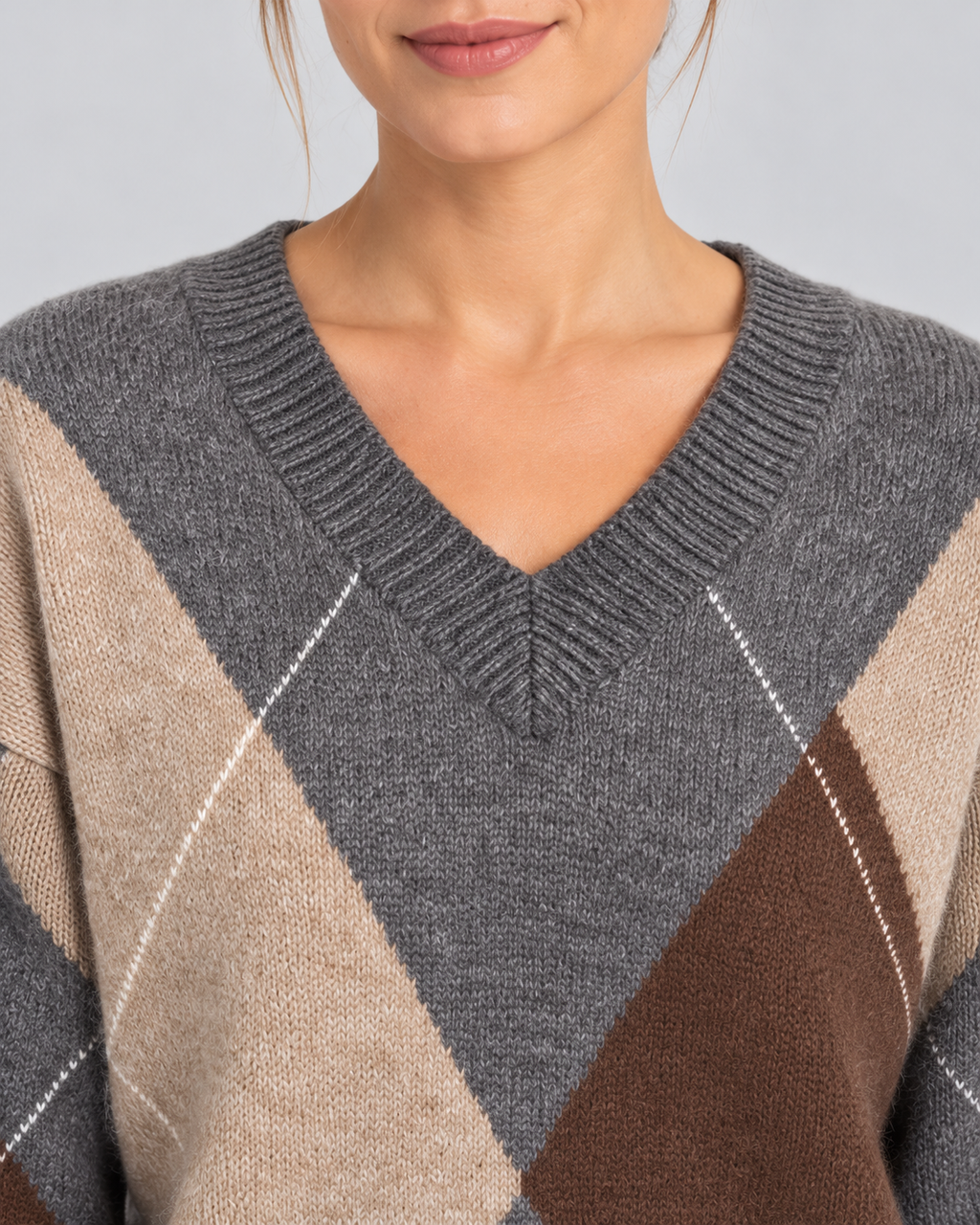 Women's Relaxed Argyle V-Neck Knitted Jumper with Ribbed Trims in Camel – photo 4