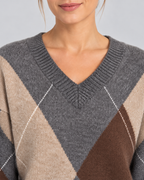Women's Relaxed Argyle V-Neck Knitted Jumper with Ribbed Trims in Camel – photo 4
