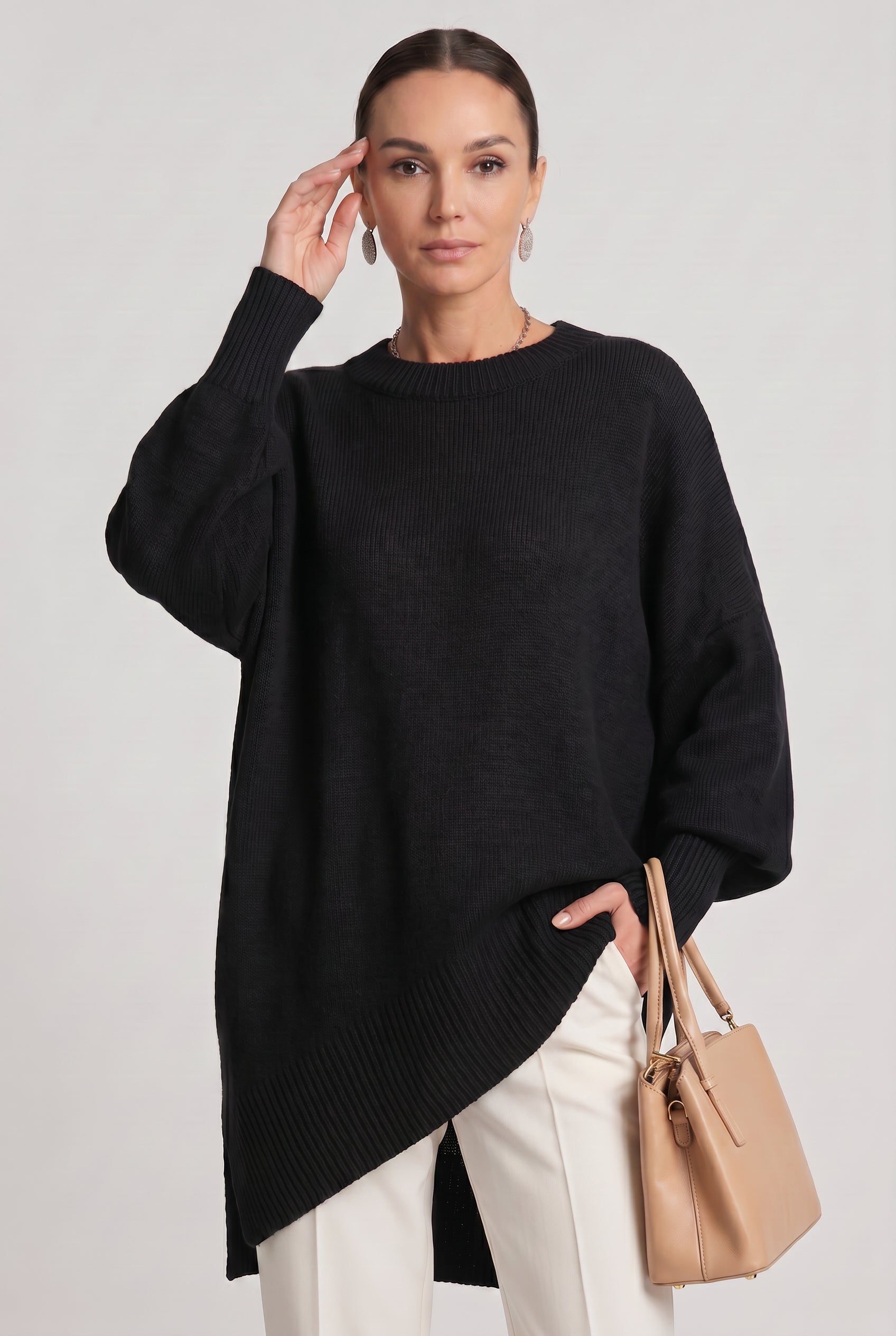 Women's Oversized Knitted Jumper with Crew Neck and Asymmetric Hem